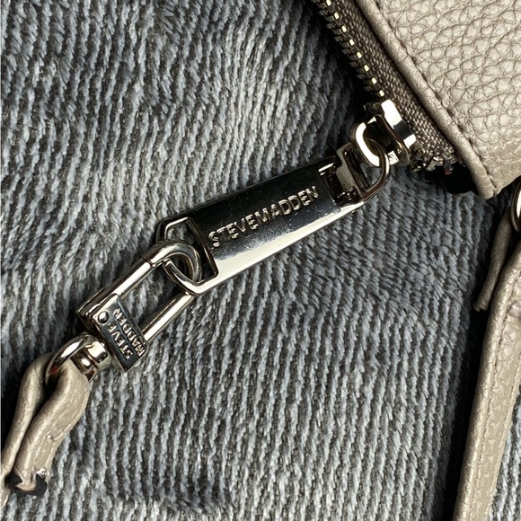 Steve Madden - Gray Logo Wristlet - Picture 6 of 10